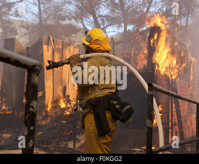 16. August 2015. Angeles National Forest.Los Angeles County Feuerwehrleute kämpfen ein 300 Hektar großen Buschfeuer, die sechs Strukturen im Angeles National Forest in Castaic Sonntag Nachmittag gebrannt. Das Feuer, das warme Feuer genannt wurde berichtet, in der Nähe von Lake Hughes und Warm Springs Straßen. Rund 75 Prozent der Strukturen in Warm Springs Rehabilitationseinrichtung wurden verbrannt. Foto von gen Blevins/LA DailyNews/ZumaPress © gen Blevins/ZUMA Draht/Alamy Live News Stockfoto