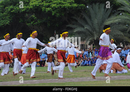 Lhokseumawe, Indonesien. 17. August 2015. Aceh Tänzer nahmen Teil den Masse Tanz um den Unabhängigkeitstag statt auf dem Gebiet der Hiraq zu feiern. Tag der Unabhängigkeit Indonesiens wird von Jakarta bis viele kleine Städte und Dörfer über 17.000 Inseln des Archipels beobachtet. Bildnachweis: Azwar/Pacific Press/Alamy Live-Nachrichten Stockfoto