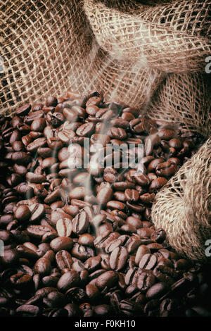 Ein Bild von frisch gerösteten Kaffeebohnen dunkel Stockfoto