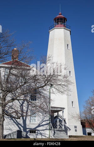 Sandy Hook Licht auf Fort Hancock, New Jersey, ist der älteste Leuchtturm der Arbeiten in den Vereinigten Staaten. Stockfoto