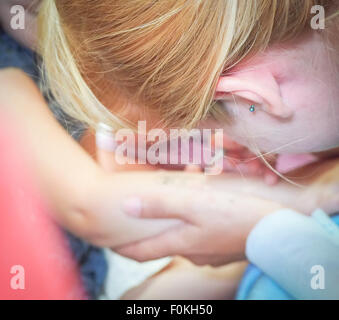 Tattoo Kinder zeichnen. Animator zieht Prinzessin auf dem Arm eines kleinen Mädchens Stockfoto