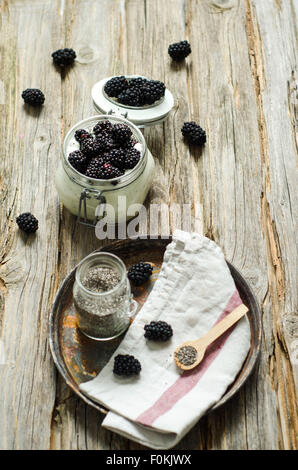 Glas von Chia Pudding mit Naturjoghurt und Brombeeren Stockfoto