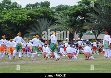 Lhokseumawe, Indonesien. 17. August 2015. Aceh Tänzer nahmen Teil den Masse Tanz um den Unabhängigkeitstag statt auf dem Gebiet der Hiraq zu feiern. Tag der Unabhängigkeit Indonesiens wird von Jakarta bis viele kleine Städte und Dörfer über 17.000 Inseln des Archipels beobachtet. Bildnachweis: Azwar/Pacific Press/Alamy Live-Nachrichten Stockfoto