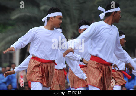 Lhokseumawe, Indonesien. 17. August 2015. Aceh Tänzer nahmen Teil den Masse Tanz um den Unabhängigkeitstag statt auf dem Gebiet der Hiraq zu feiern. Tag der Unabhängigkeit Indonesiens wird von Jakarta bis viele kleine Städte und Dörfer über 17.000 Inseln des Archipels beobachtet. Bildnachweis: Azwar/Pacific Press/Alamy Live-Nachrichten Stockfoto