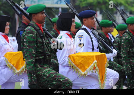 Lhokseumawe, Indonesien. 17. August 2015. Die Streitkräfte Erhöhung der nationalen Flagge während der Independence Day Feier statt auf dem Gebiet der Hiraq. Tag der Unabhängigkeit Indonesiens wird von Jakarta bis viele kleine Städte und Dörfer über 17.000 Inseln des Archipels beobachtet. © Azwar/Pacific Press/Alamy Live-Nachrichten Stockfoto