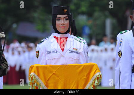 Lhokseumawe, Indonesien. 17. August 2015. Die Streitkräfte Erhöhung der nationalen Flagge während der Independence Day Feier statt auf dem Gebiet der Hiraq. Tag der Unabhängigkeit Indonesiens wird von Jakarta bis viele kleine Städte und Dörfer über 17.000 Inseln des Archipels beobachtet. © Azwar/Pacific Press/Alamy Live-Nachrichten Stockfoto