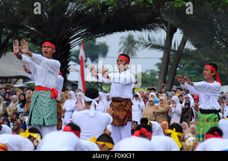 Lhokseumawe, Indonesien. 17. August 2015. Aceh Tänzer nahmen Teil den Masse Tanz um den Unabhängigkeitstag statt auf dem Gebiet der Hiraq zu feiern. Tag der Unabhängigkeit Indonesiens wird von Jakarta bis viele kleine Städte und Dörfer über 17.000 Inseln des Archipels beobachtet. Bildnachweis: Azwar/Pacific Press/Alamy Live-Nachrichten Stockfoto