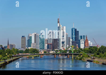 Deutschland, Frankfurt am Main, Blick auf Skyline mit Floesserbruecke im Vordergrund Stockfoto