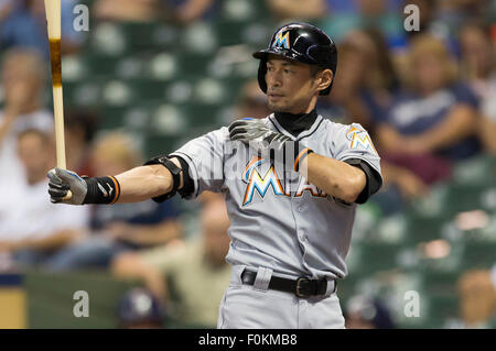 Milwaukee, Wisconsin, USA. 17. August 2015. Miami Marlins Fielder Ichiro Suzuki #51 rechts oben in der Major League Baseball Spiel zwischen den Milwaukee Brewers und die Miami Marlins im Miller Park in Milwaukee, Wisconsin Fledermaus. John Fisher/CSM/Alamy Live-Nachrichten Stockfoto