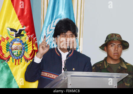 La Paz, Bolivien. 17. August 2015. Boliviens Präsident Evo Morales spricht während einer Zeremonie, den Bericht über Coca Pflanzen Überwachung 2014 des Büros der Vereinten Nationen für Drogen- und Verbrechensbekämpfung (UNODC) in La Paz, die Hauptstadt von Bolivien, 17. August 2015 auszustellen. UNODC Vertreter Antonino de Leo der Zeremonie gesagt Bereich Anbau von Coca-Pflanzen in Bolivien seit 2010 34 Prozent reduziert hat. © Jose Lirauze/ABI/Xinhua/Alamy Live-Nachrichten Stockfoto