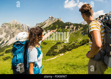 Österreich, Tirol, Tannheimer Tal, junges Paar auf Alp Wandern Stockfoto