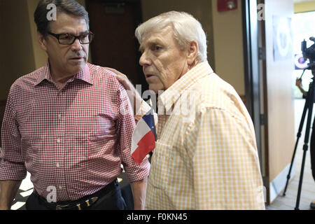 Storm Lake, IOWA, USA. 17. August 2015. Ehemalige Texas Gouverneur und Präsidentschaftskandidat RICK PERRY (R) Gespräche mit SCOTT HANSON, San Antonio, Texas, eine Familie zu Hause in Lakeside, Iowa, auf einer kleinen Veranstaltung in Storm Lake, Iowa, Montag, 17. August 2015, als seine Airline Flüge besucht wurden durch Wetter verzögert. Lokale Veranstalter sagte, viele Menschen genannt, Frage mich, ob die Veranstaltung aufgrund Perrys Finanzlage abgesagt wurde, die vor kurzem berichtet wurde. Bildnachweis: Jerry Mennenga/ZUMA Draht/Alamy Live-Nachrichten Stockfoto