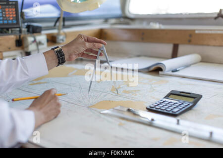 Deck Officer arbeiten auf eine nautische Karte Stockfoto