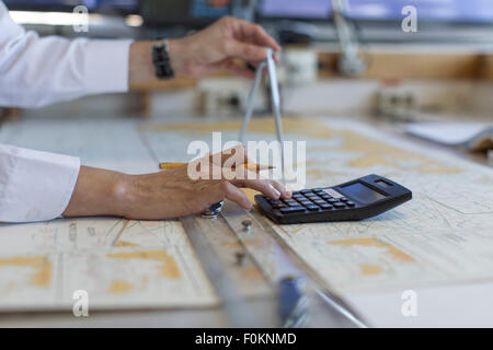 Deck Officer arbeiten auf eine nautische Karte Stockfoto