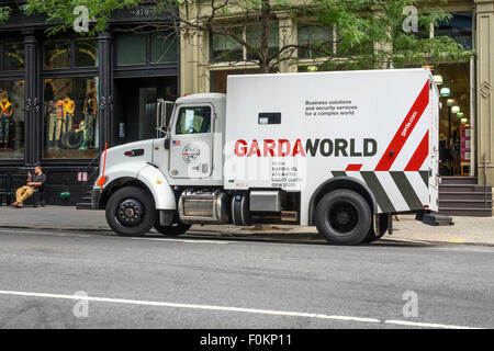 Ein Gardaworld Panzerwagen in NYC Stockfoto