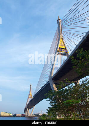 Bhumibol Brücke mit Kanal und Fluss Chao Phraya Stockfoto