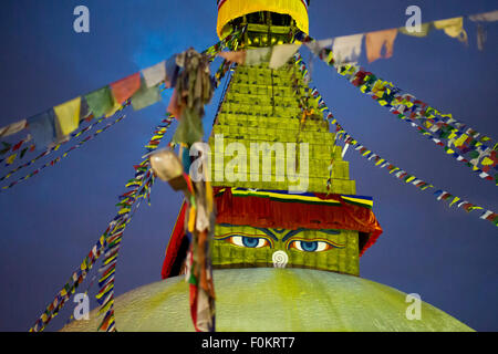 Boudhanath Stupa, eines der wichtigsten Wahrzeichen in Kathmandu in der Nacht, Nepal Stockfoto