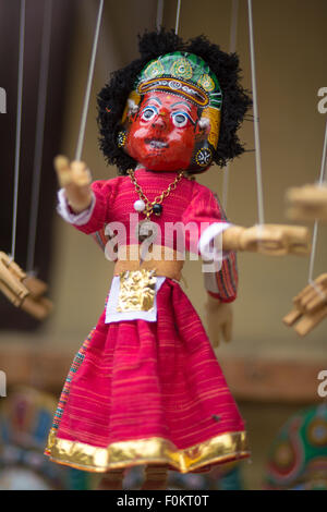 Roten Marionette an einer Schnur auf einem Markt in Kathmandu, Nepal Stockfoto