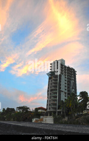 Gebäude im Bau von morgen Lichter an einem Strand in Panama getroffen Stockfoto