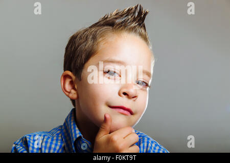 Süße kleine Junge gestikulieren Idee Stockfoto