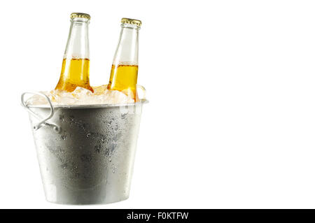 Zwei lange Hals Flaschen Bier in einen Eimer mit Eis isoliert auf weiss mit Textfreiraum Stockfoto