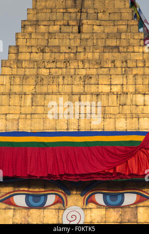 Die Augen des Buddha, gemalt auf die Türme von Boudhanath Stupa in Kathmandu, Nepal Stockfoto