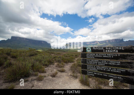 Holz Ortseingangsschild nach Canaima National Park. Im Hintergrund sehen wir Mount Roraima Stockfoto
