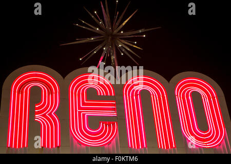 Detail der hellen Neon Stadt Reno in der Nacht. Die größte Kleinstadt der Welt befindet sich im Bundesstaat Nevada. Stockfoto