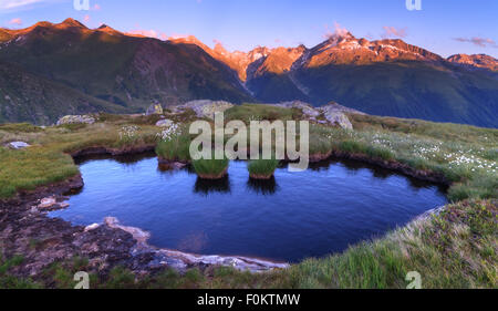 Herrliche Aussicht auf den kleinen See in der Nähe von Totensee See auf der Oberseite Grimselpass. Alpen, die Schweiz, Europa. Stockfoto