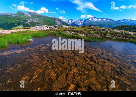 Herrliche Aussicht auf den kleinen See in der Nähe von Totensee See auf der Oberseite Grimselpass. Alpen, die Schweiz, Europa. Stockfoto