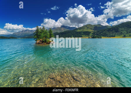 Erstaunliche Sonnentag am Silsersee See in den Schweizer Alpen. Segl, Schweiz, Europa. Stockfoto