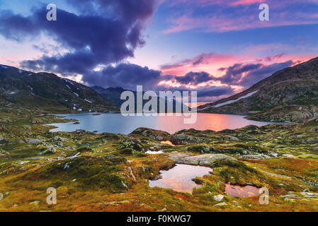 Herrlichen Blick auf Totensee See auf der Oberseite Grimselpass. Alpen, die Schweiz, Europa. Stockfoto