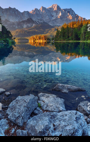 Fantastischen Sonnenuntergang am Berg See Eibsee, befindet sich in Bayern, Deutschland. Dramatische ungewöhnliche Szene. Alpen, Europa. Stockfoto