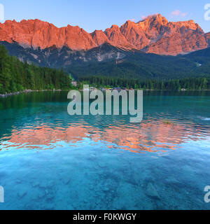 Fantastischen Sonnenuntergang am Berg See Eibsee, befindet sich in Bayern, Deutschland. Dramatische ungewöhnliche Szene. Alpen, Europa. Stockfoto