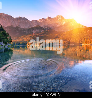 Fantastischen Sonnenuntergang am Berg See Eibsee, befindet sich in Bayern, Deutschland. Dramatische ungewöhnliche Szene. Alpen, Europa. Stockfoto