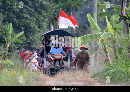 Bewohner, die Durchführung eines Marsches mit Traktoren Reisfeld im Dorf Wonorejo, Pakem, Yogyakarta während feiert Unabhängigkeitstag Indonesien zu 70, in den Fluss Boyong hängen des Mount Merapi, Montag, 17. August 2015. Indonesien wurde eine unabhängige Nation am 17. August 1945 zuvor unter niederländische Herrschaft. 17. August 2015. © Slamet Riyadi/ZUMA Draht/Alamy Live-Nachrichten Stockfoto