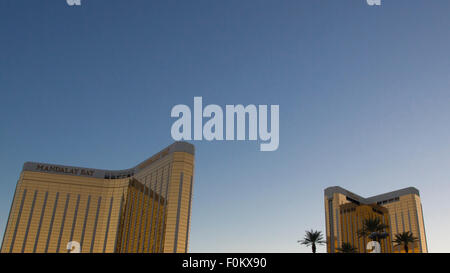 Mandalay Bay Resort Casino Palm Bäume Las Vegas und das Hotel in den frühen Morgenstunden, Foto am Las Vegas Boulevard. Stockfoto