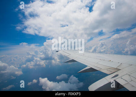 Flügel eines Flugzeugs Kreuzfahrt über den Wolken Stockfoto