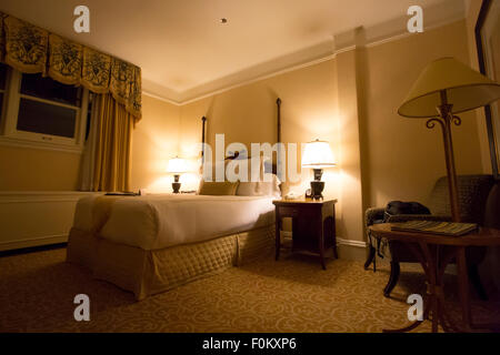 Einrichtung des Schlafzimmers im Fairmont Hotel in San Francisco bei Nacht im Jahr 2012. Stockfoto