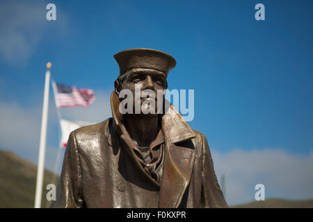 Statue der Seemann und die Flaggen der Vereinigten Staaten an der Golden Gate Bridge Suche Bereich innerhalb der San Francisco Bay. Stockfoto