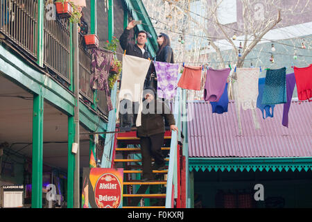 Touristen fotografieren Selfies im bunten Häuser Straße Caminito in La Boca Town Nachbarschaft, Buenos Aires, Argentinien Stockfoto