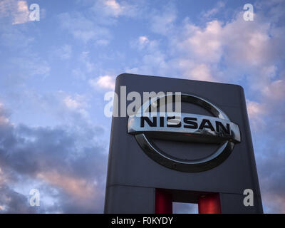 Moskau, Russland. 15. August 2015. 15. August 2015: Nissan Logo gegen Abendhimmel. Nissan Motor Company Ltd ist ein multinationaler Automobilhersteller mit Sitz in Yokohama, Japan. © Igor Goloniov/ZUMA Draht/Alamy Live-Nachrichten Stockfoto