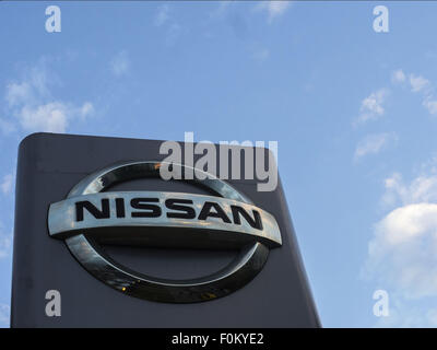 Moskau, Russland. 15. August 2015. 15. August 2015: Nissan Logo gegen Abendhimmel. Nissan Motor Company Ltd ist ein multinationaler Automobilhersteller mit Sitz in Yokohama, Japan. © Igor Goloniov/ZUMA Draht/Alamy Live-Nachrichten Stockfoto