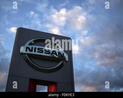 Moskau, Russland. 15. August 2015. 15. August 2015: Nissan Logo gegen Abendhimmel. Nissan Motor Company Ltd ist ein multinationaler Automobilhersteller mit Sitz in Yokohama, Japan. © Igor Goloniov/ZUMA Draht/Alamy Live-Nachrichten Stockfoto