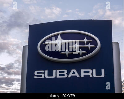 Moskau, Russland. 15. August 2015. 15. August 2015: Subaru Autohaus und Zeichen. Subaru ist der Automobilbau-Abteilung von Fuji Heavy Industries. © Igor Goloniov/ZUMA Draht/Alamy Live-Nachrichten Stockfoto