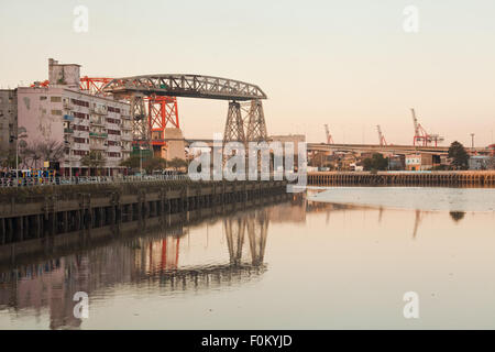 Riachuelo Fluss und alte Brücke in La Boca Nachbarschaft, Buenos Aires, Argentinien Stockfoto