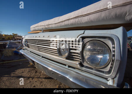 Ein altes Wrack Plymouth Auto mit einem Bett verlassen mitten im nirgendwo Stockfoto