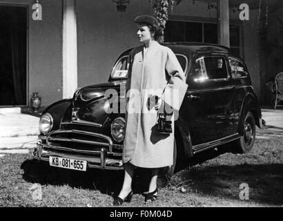 Mode, 50er Jahre, Damenmode, Marianne Prenzel in Mantel, Handtasche und Mütze, vor einem Ford Taunus G73A stehend, Additional-Rights-Clearences-not available Stockfoto