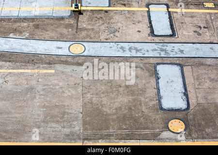 Abstrakte Zeichen auf dem Boden an die Tore und Becken von Miraflores Locks Panama-Kanal. Panama City, Panama 2014. Stockfoto