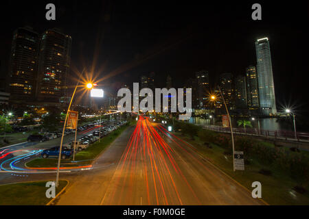 Direkt am Meer-Allee in der Nacht in Panama-Stadt mit Langzeitbelichtung. Panama, 2014. Stockfoto